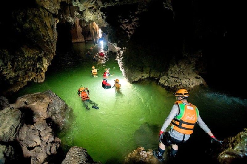 du khách di chuyển qua sông ngầm