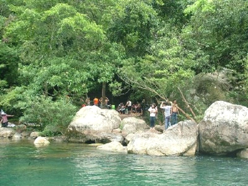 ngắm nhìn dòng suối