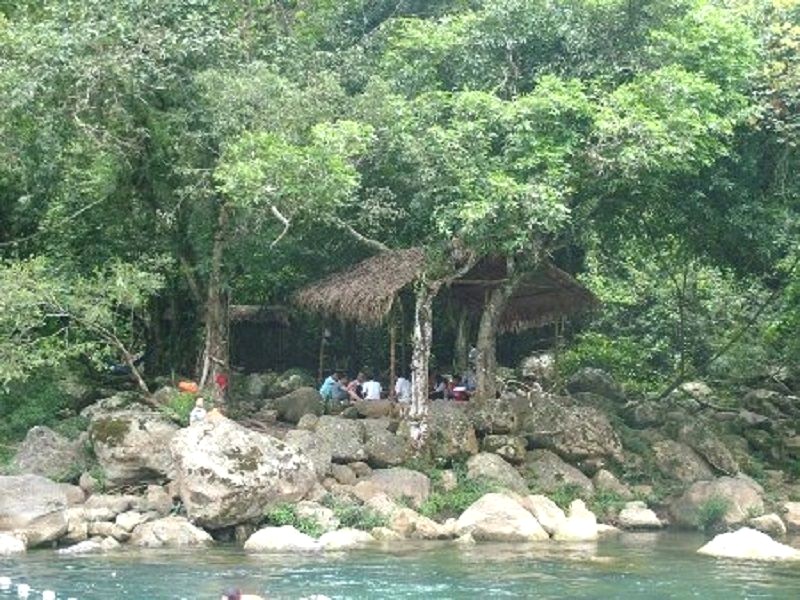 nghỉ chân bên dòng suối