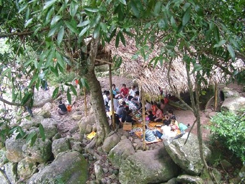 cắm trại bên bờ suối