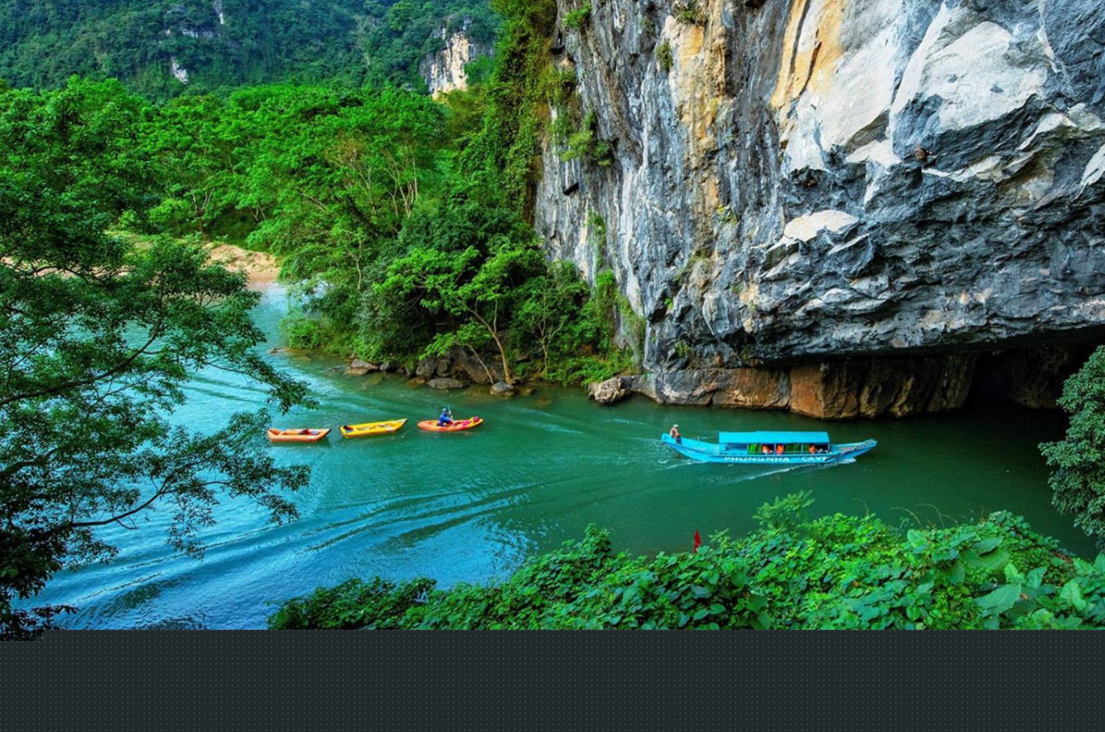 Top 7 địa điểm du lịch ở Quảng Bình đẹp chất ngất 9 Khám phá Động Phong Nha với hành trình trên dòng sông Son thơ mộng