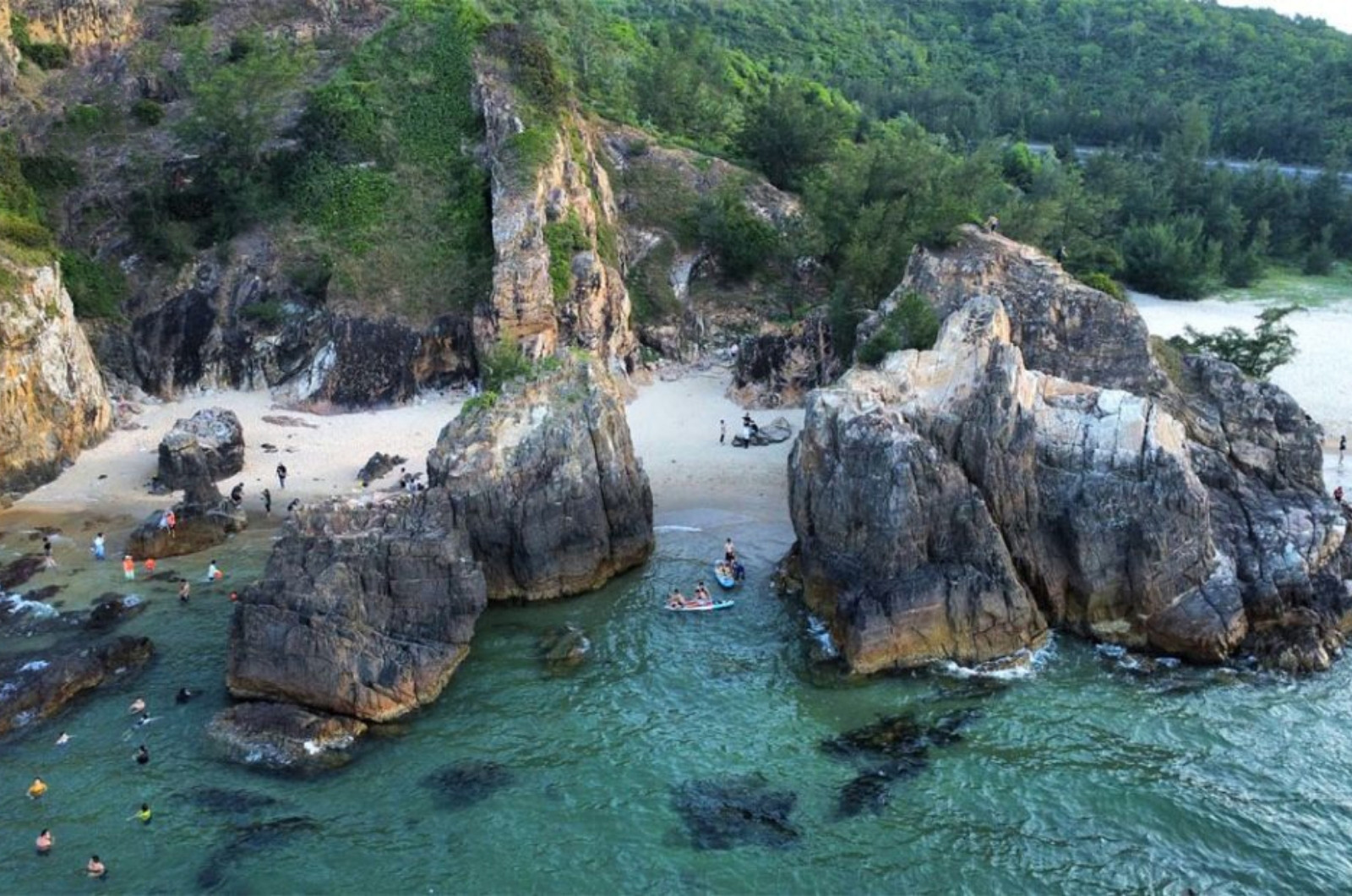 Bãi biển Đá Nhảy: Viên ngọc hoang sơ của Quảng Bình 6 Bãi Đá Nhảy nhìn từ trên cao