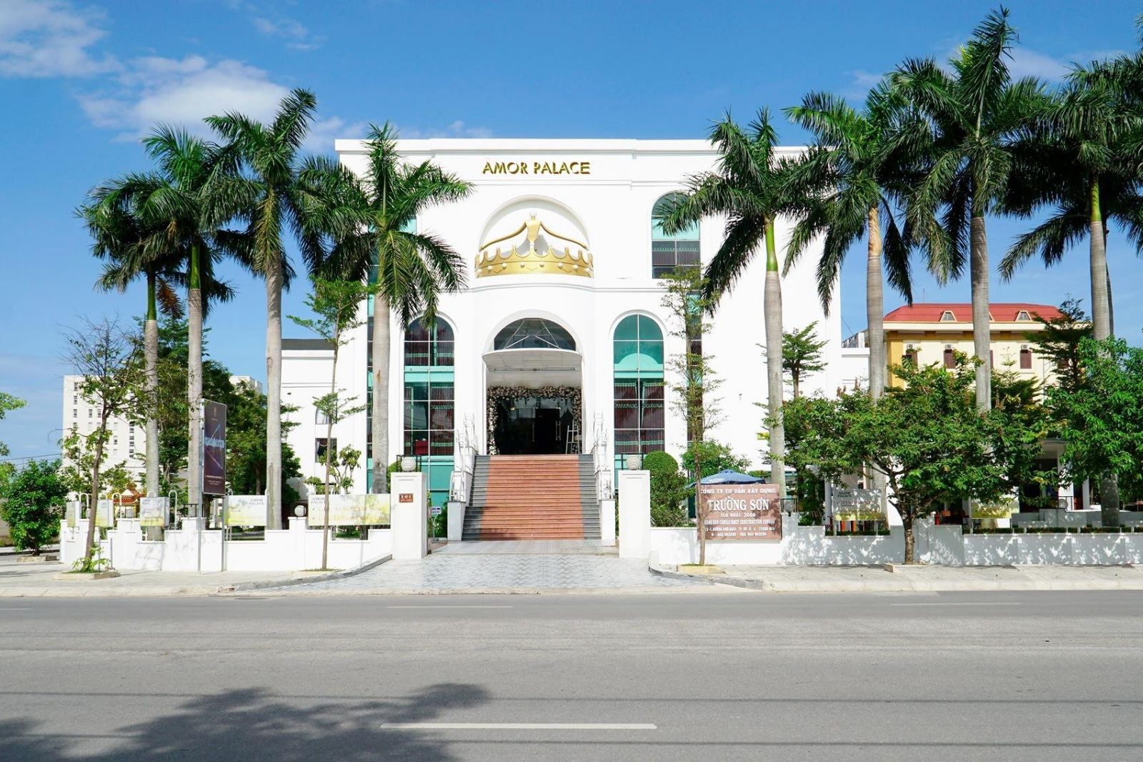 Top 15 Nhà hàng Quảng Bình nổi tiếng: Hương vị khó quên 11 Amor-Palace-nha-hang-quang-binh-sang-trong-nhat-hien-nay