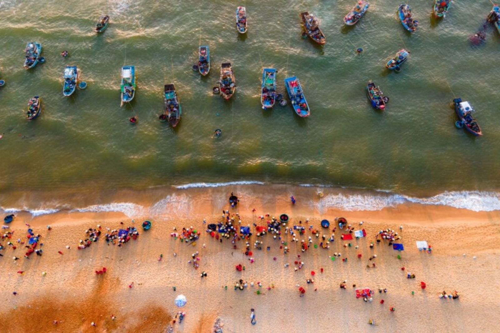 Top 5 bãi biển Quảng Bình đẹp nhất du khách không thể bỏ lỡ 10 Tau-thuyen-danh-bat-ca-ve-bo-o-bien-nhan-trach