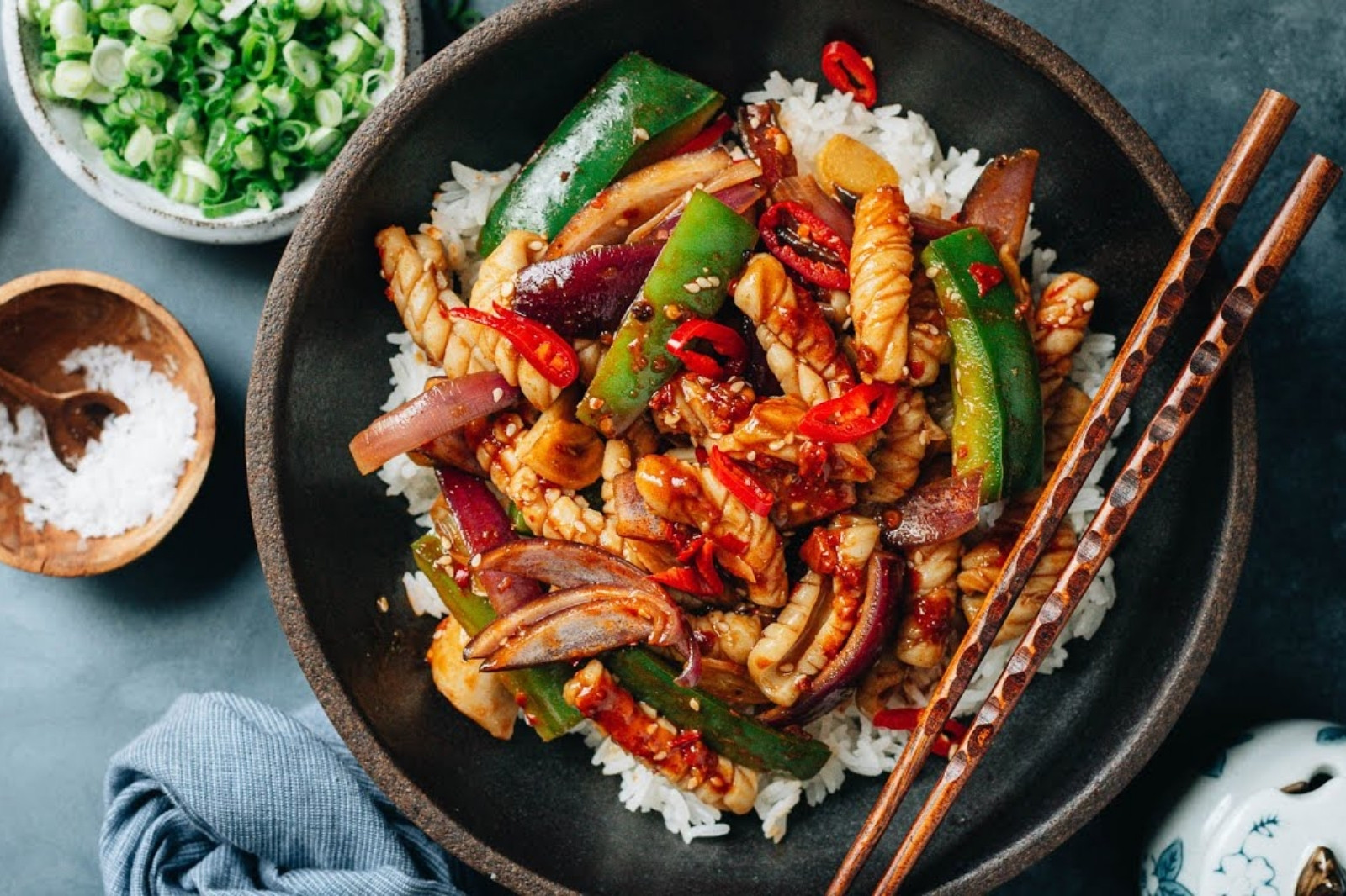 Mực nhảy Quảng Bình - Đặc sản biển tươi sống làm nức lòng du khách 12 Huong-vi-cay-te-dau-luoi-voi-mon-muc-nhay-xao-sa-te