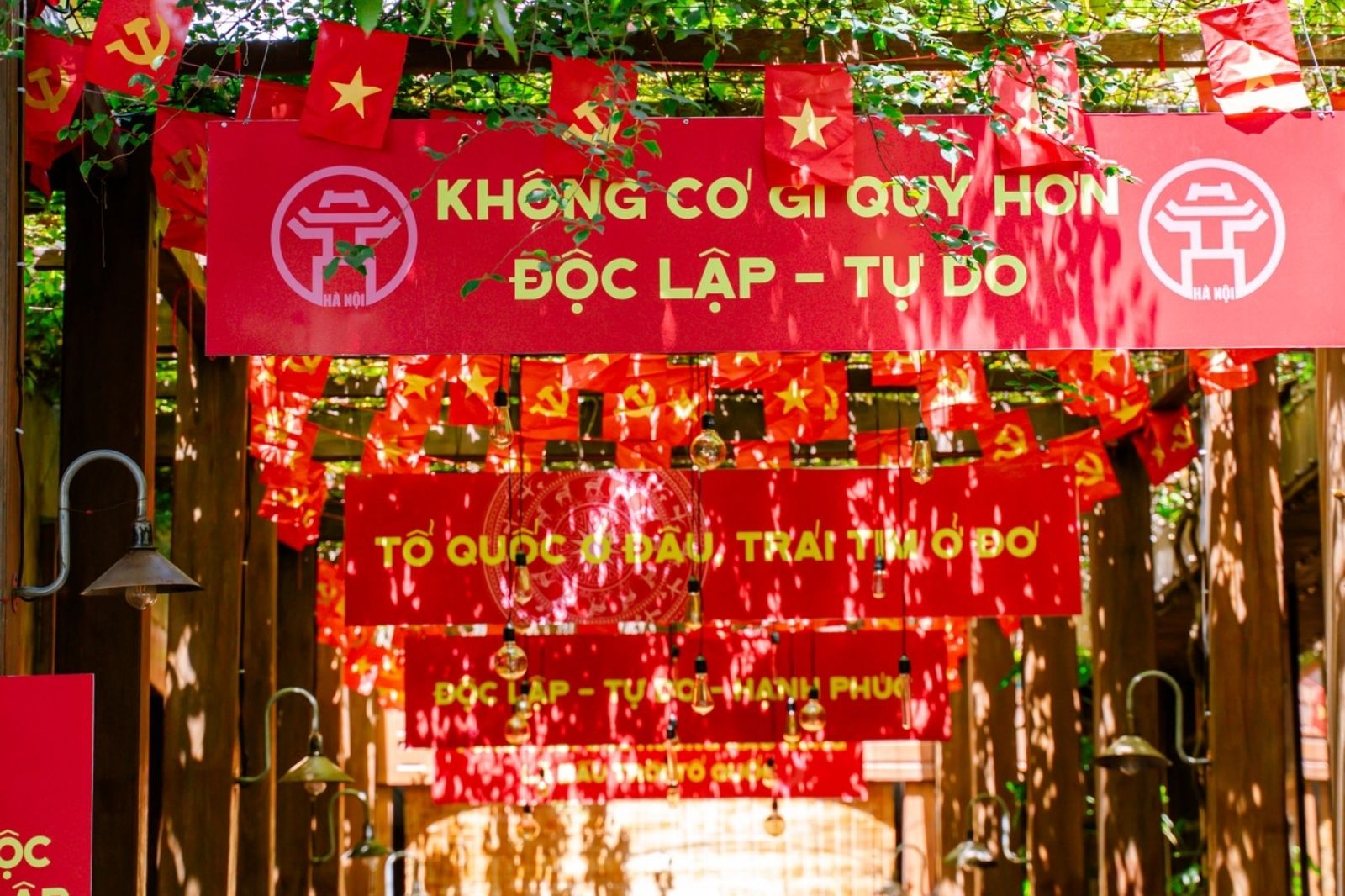 Mô Coffee: Tọa độ check-in độc nhất vô nhị cho dịp lễ Quốc Khánh 2/9 tại Đồng Hới 14 Không gian ngoài trời rợp sắc đỏ thể hiện tình yêu với Tổ Quốc