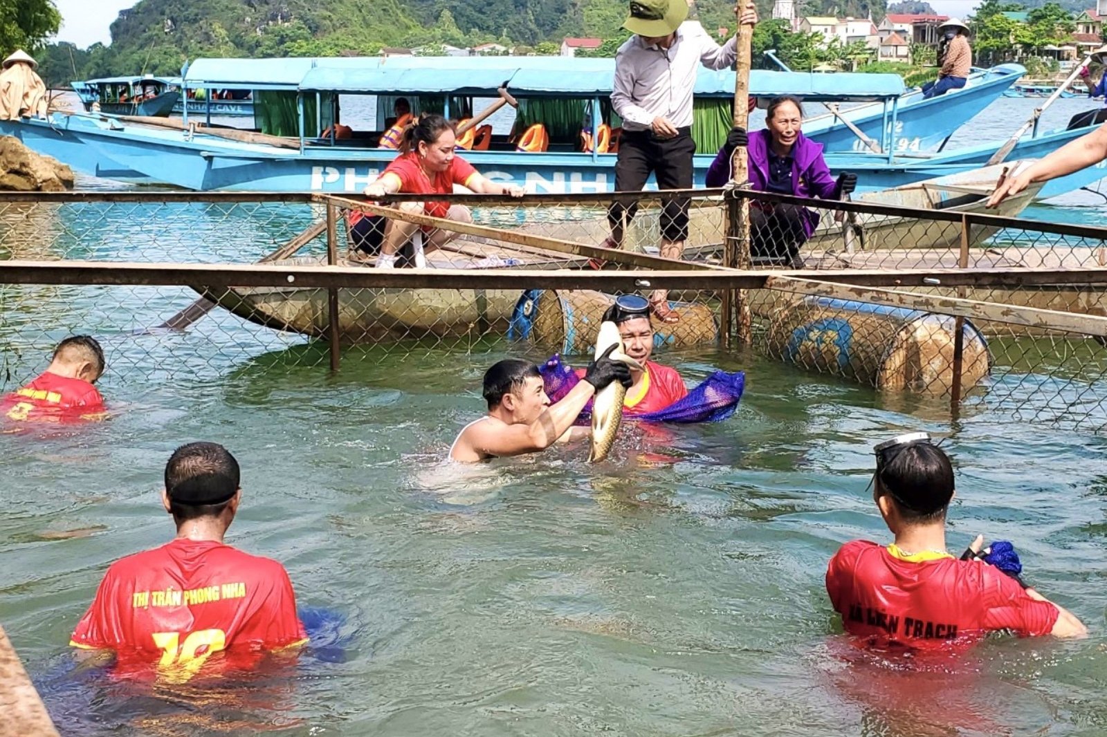 Thi nhau bắt cá trắm khủng tại lễ hội cá trắm sông Son