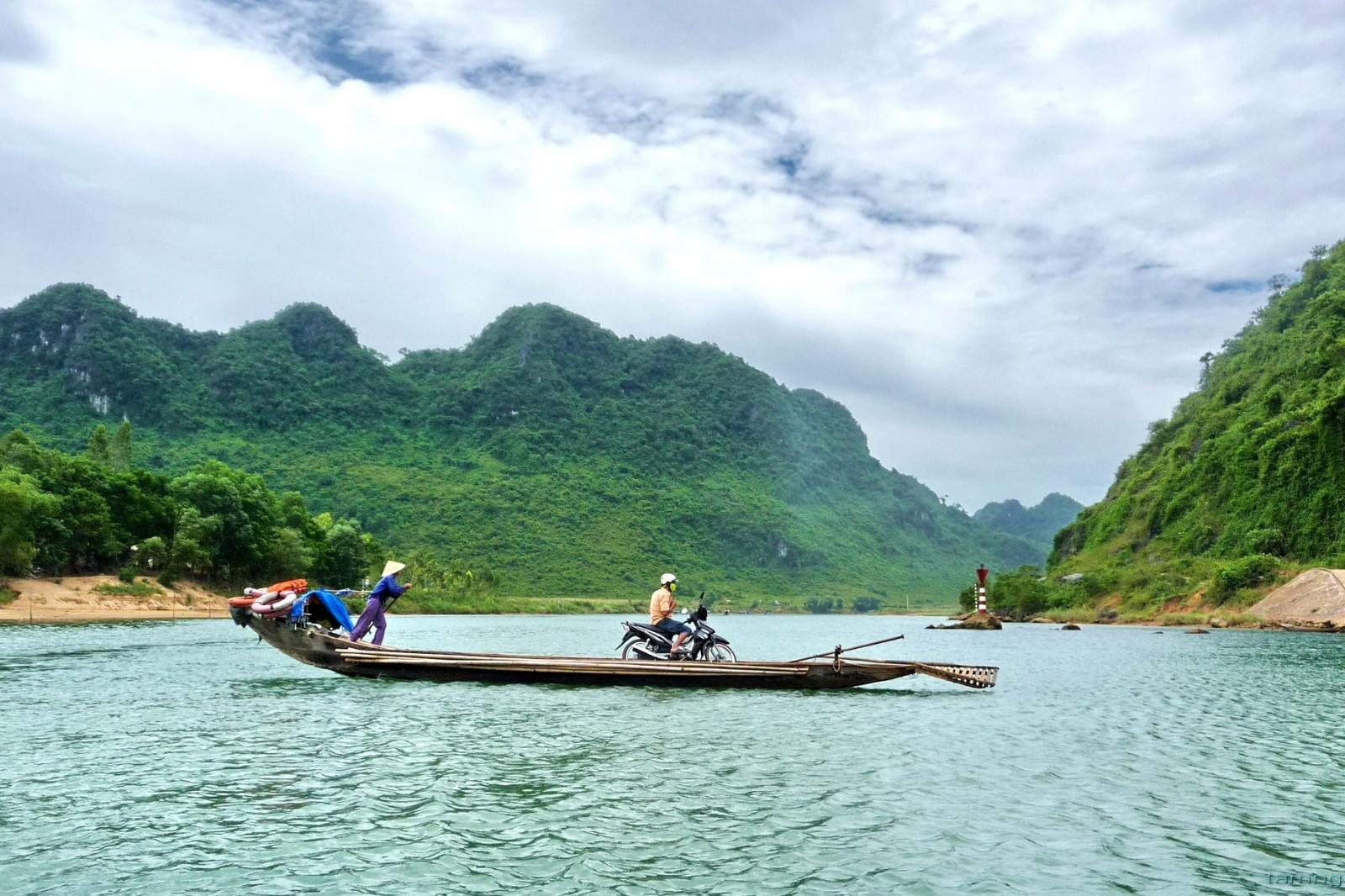 Phong cảnh tuyệt mĩ hai bên bờ sông Son