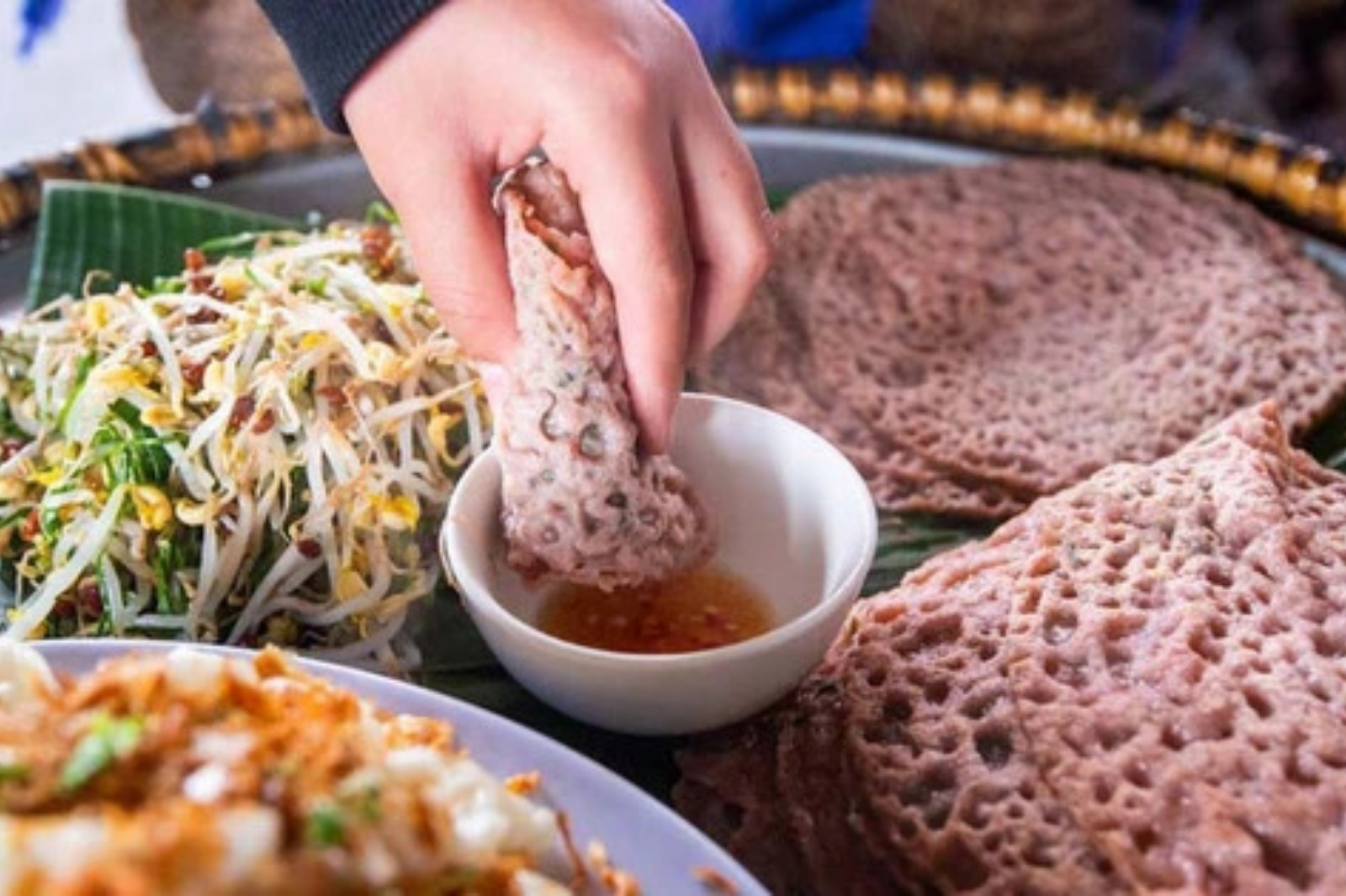 Bánh xèo Quảng Hòa vẫn được bày bán tại các khu chợ truyền thống