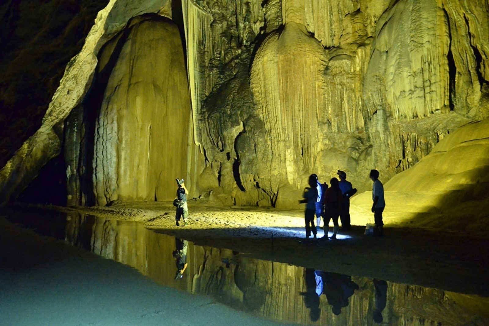 Dòng suối nhỏ chảy bên trong Động Thiên Đường
