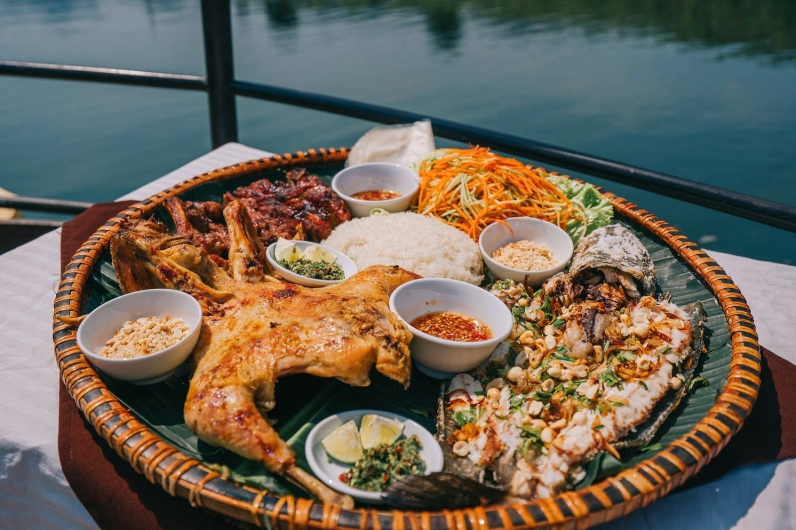 Thưởng thức món gà nướng chấm muối cheo tại Quảng Bình 4 Ga-nuong-cham-muoi-cheo-dac-san-phong-nha-hap-dan-bao-du-khach