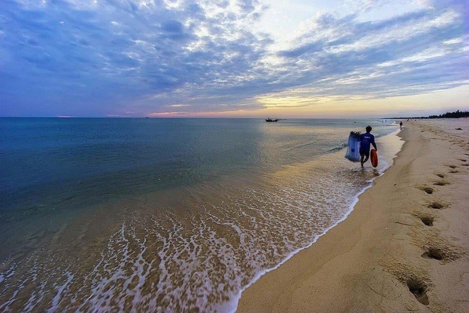 Top 7 bãi biển đẹp nhất Quảng Bình 14 Vẻ đẹp hoang sơ, bình yên của biển Quang Phú