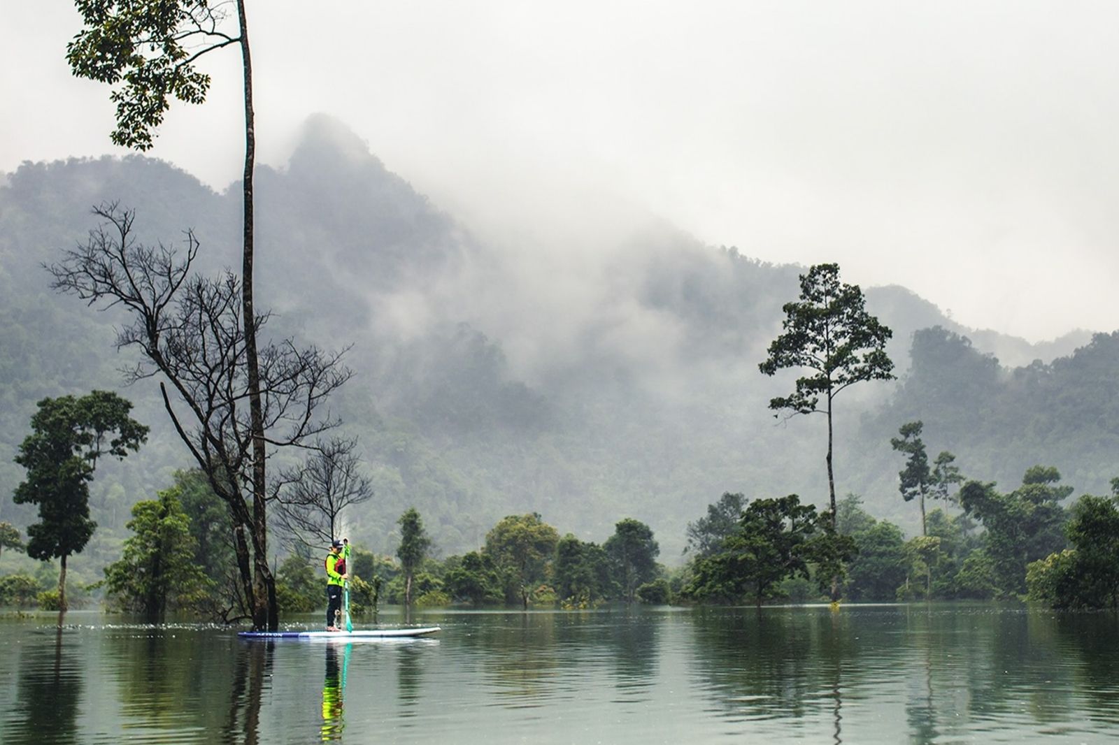 Chèo SUP ở thung lũng Hung Trâu mùa mưa 